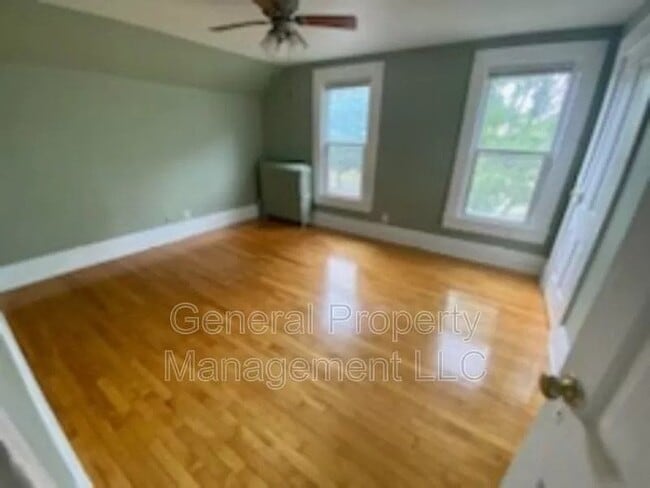 Building Photo - 2 bed 1 bath upstairs duplex for rent October 1st