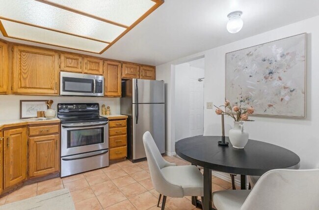 Building Photo - Incredible Location with 2 secure parking spaced