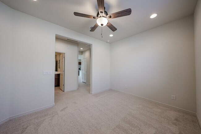 Building Photo - 3 bedroom + Den in Asante community