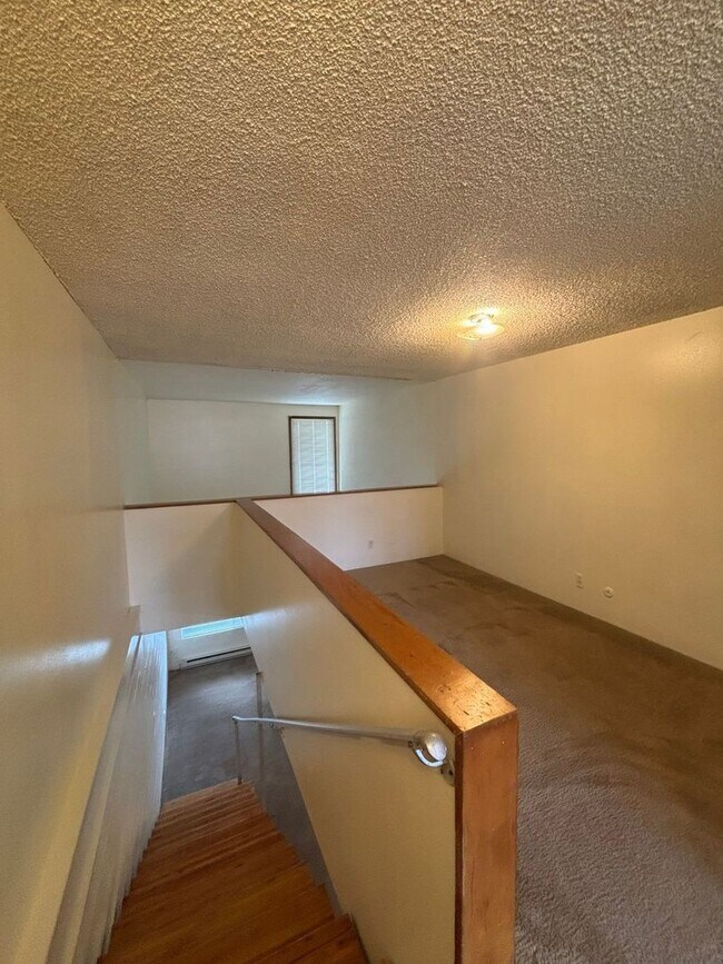 Building Photo - 462 W 11th Alley