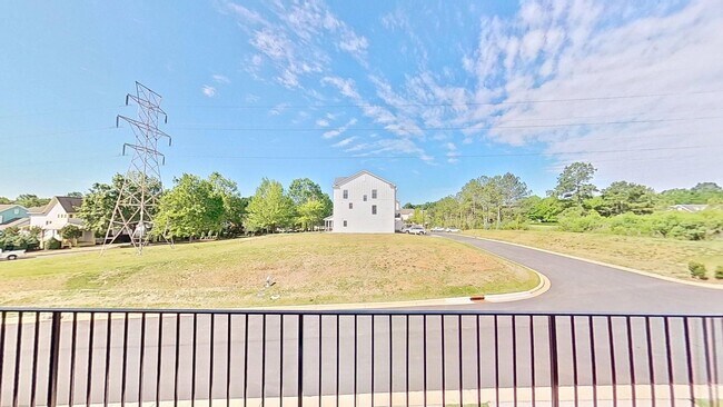Building Photo - 645 District Ct
