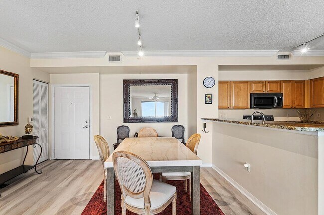 Building Photo - 616 Clearwater Park Rd