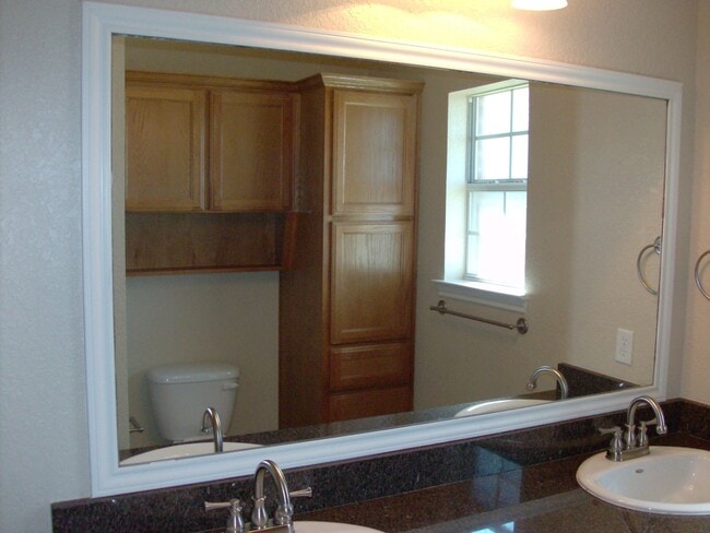 Building Photo - Adorable 2 Bed/2 Bath Duplex in Trimmier Estates!