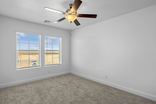 Building Photo - Beautiful 3 Bedroom Townhome in Desert Col...