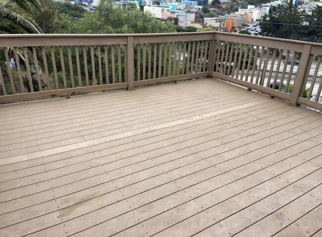 Building Photo - Top Floor Remodeled 2BD/1BA Flat Available Now!