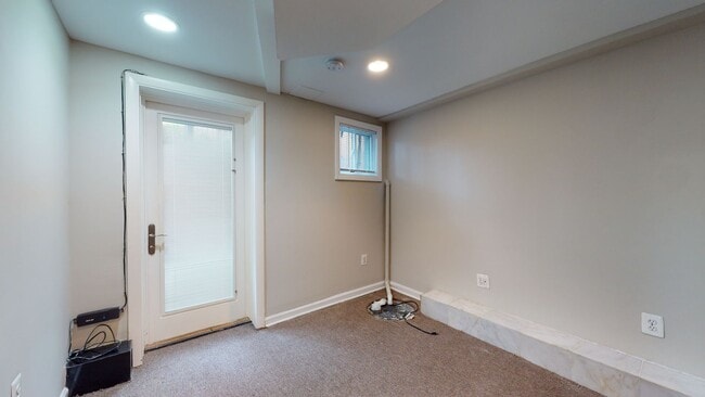 Building Photo - Spacious Two Bedroom Two Bathroom Petworth...