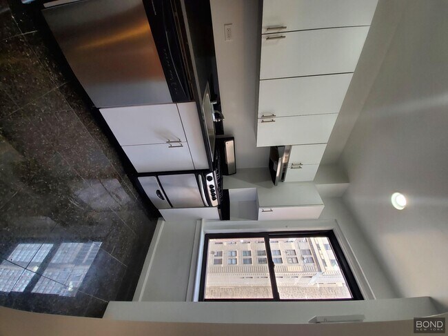 Building Photo - 140 W 55th St