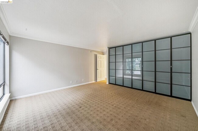 Building Photo - Elegant, private end-unit living with resort-style amenities!