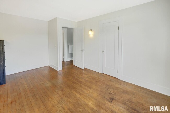 Building Photo - 5127 N Sheridan Rd