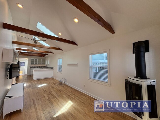 Building Photo - Charming, Sun-Filled 2BD/1BA Home on Quiet...