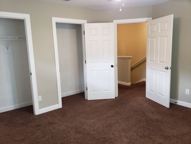 Building Photo - 3 bedroom townhome in gated community with...