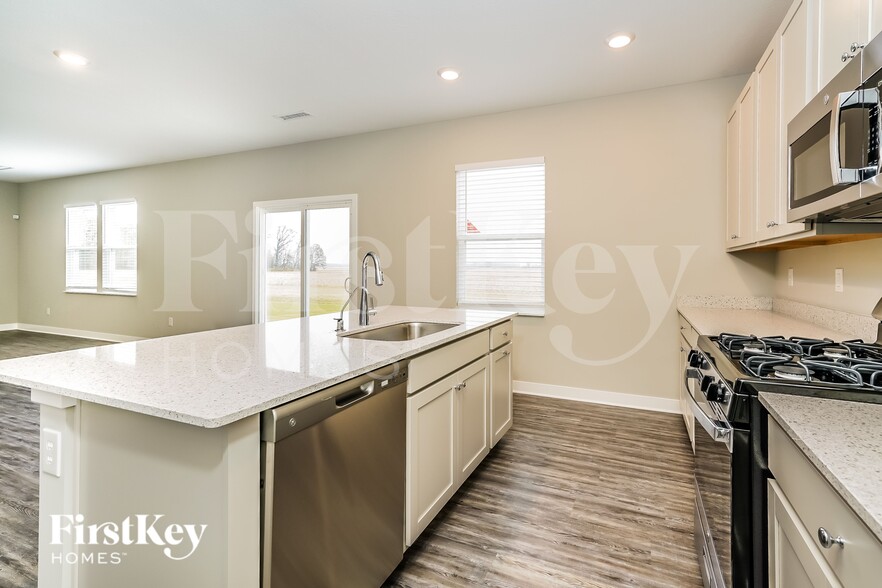 Building Photo - 2332 S Carlota Dr