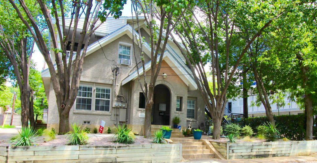Charming Triplex Home - 3112 Elizabeth St