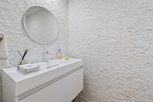 Building Photo - 808 Brickell Key Dr