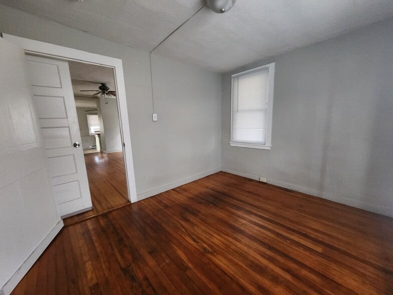 Building Photo - 300 W Elm St