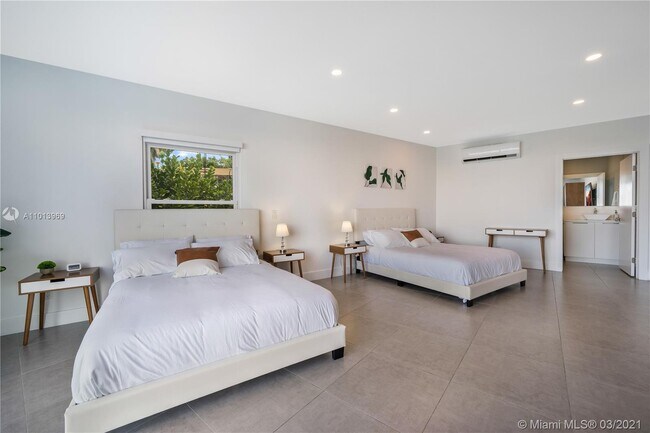 Building Photo - 1413 N Venetian Way