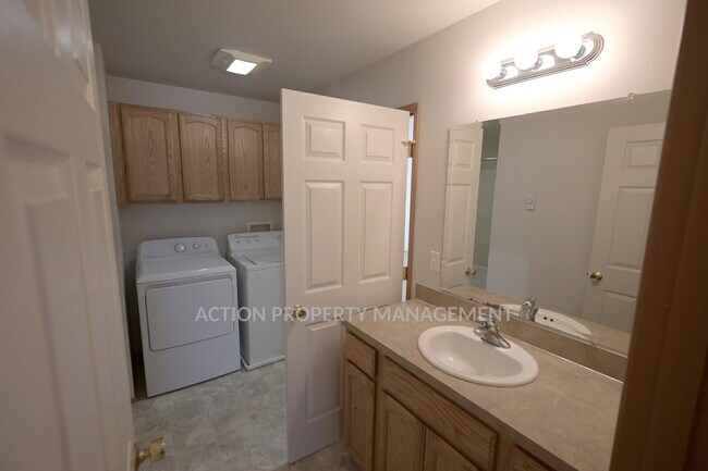 Building Photo - 2 bed 1 bath, bottom floor apartment in Port Angeles, close to Peninsula College and the Olympic ...