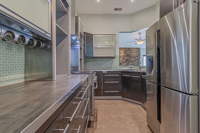 Building Photo - Modern Design 3 Bedroom 2 Bath, 2 car Gara...