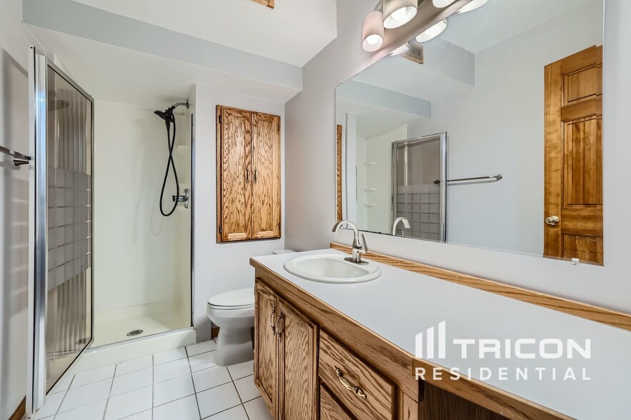 Building Photo - 5585 Rosewood Ln