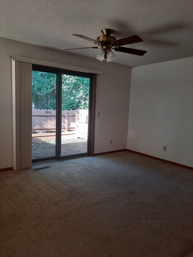 Building Photo - 613 N Broadway