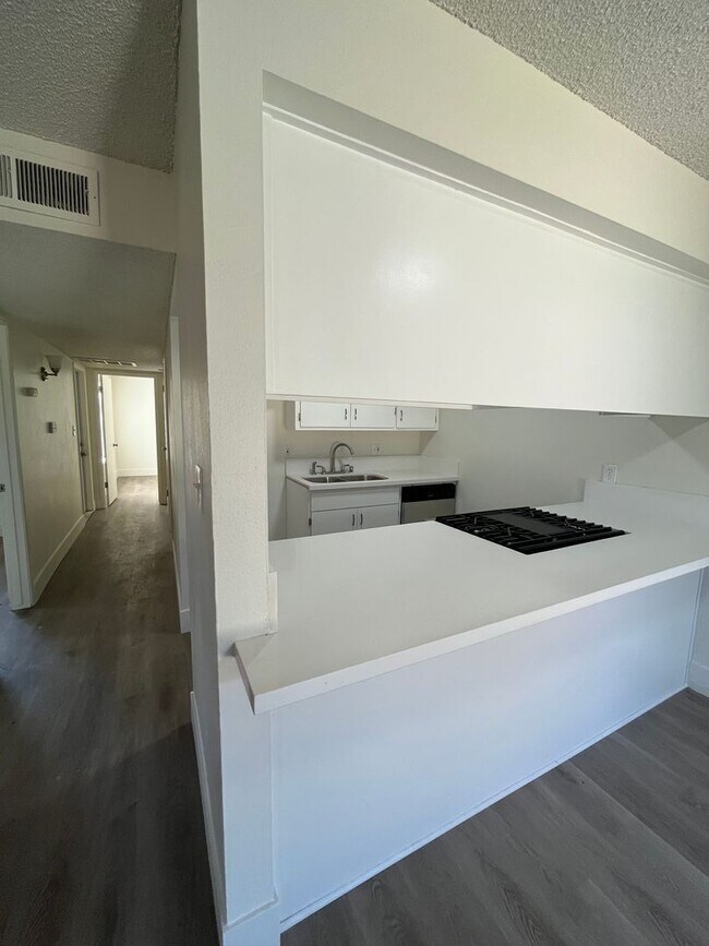 Building Photo - Downstairs Unit Move in Ready!