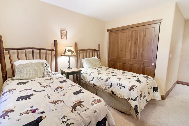 Building Photo - Beautiful townhome, ski shuttle, views, ut...