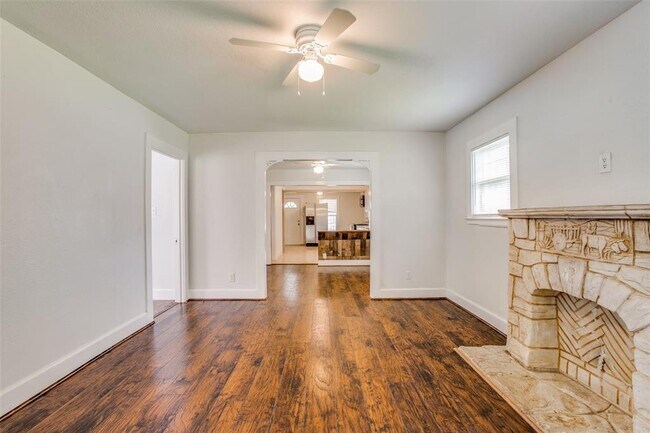 Building Photo - 7119 Farnsworth St