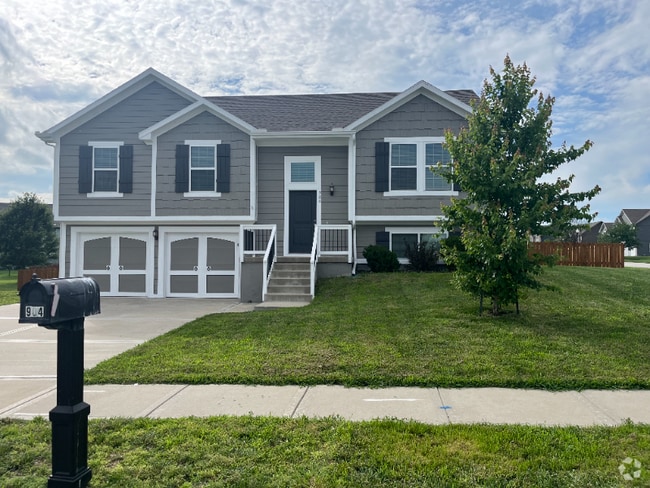 Building Photo - 904 N Cypress Cir