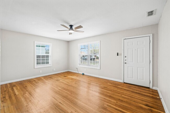 Building Photo - Wonderful 2/1 in Central Lubbock!