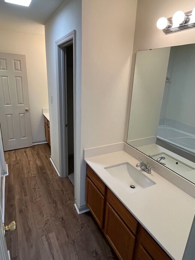Building Photo - Refreshed 2 Bed Townhome in South Charlott...