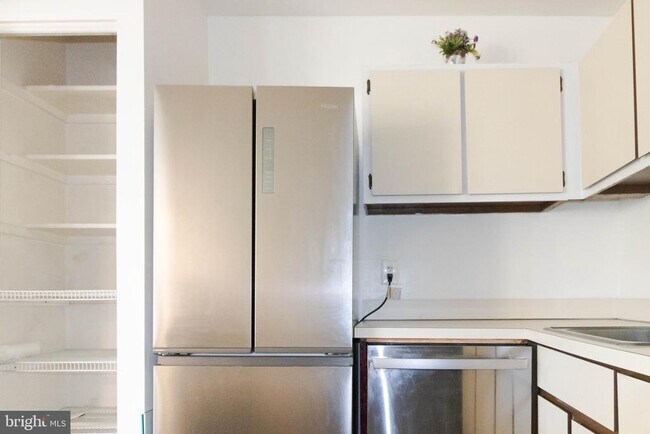 Building Photo - 37 Canterbury Square