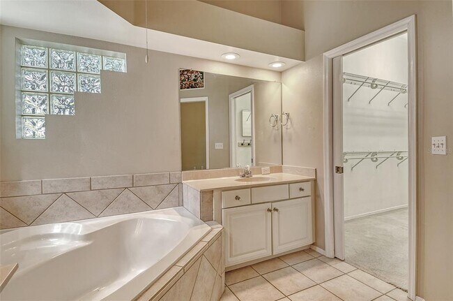 Building Photo - 5001 Sturbridge Ct