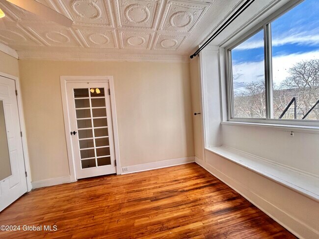 Building Photo - 290 2nd Ave