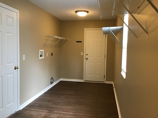 Building Photo - 5557 Windsor Ct
