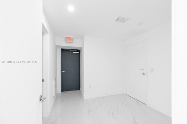 Building Photo - 700 NE 24th St