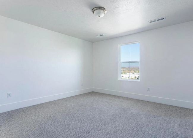 Building Photo - Stunning 3 Bedroom in Beautiful Desert Color Community