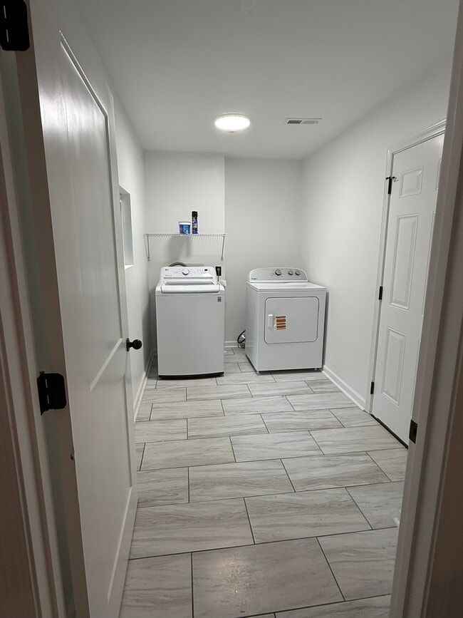 Building Photo - 242 Oakdale Ave