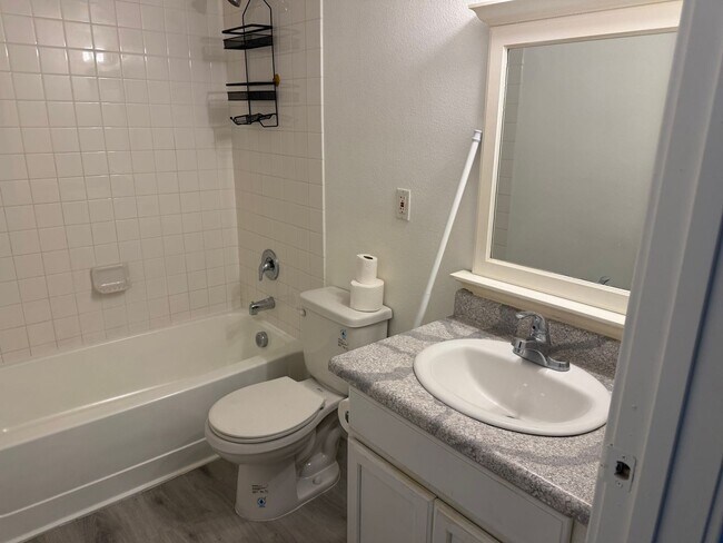 Building Photo - 605 S Royal Crest Cir