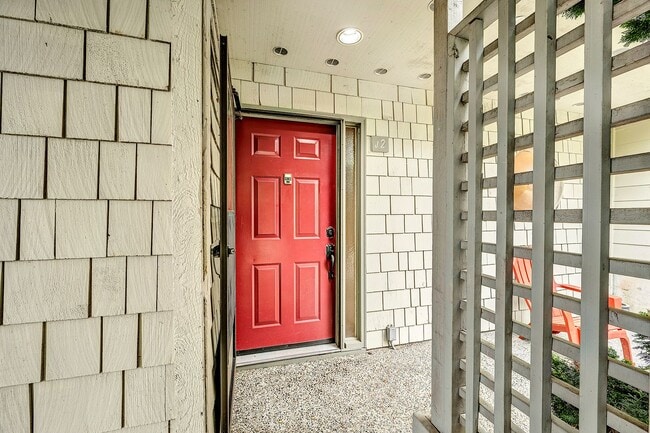 Building Photo - Lake Ballinger Townhouse 3 Bedroom