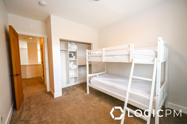 Building Photo - 1034 Lincoln Ln