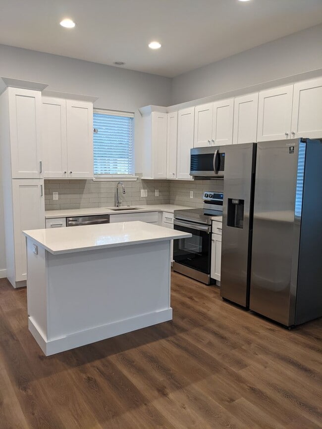 Building Photo - Black Mountain Townhouse Rental