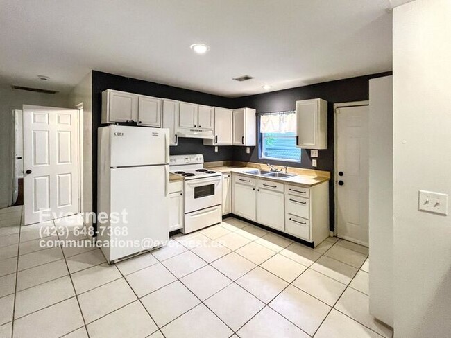 Building Photo - 1-Bedroom, 1-Bathroom Duplex with Convenie...