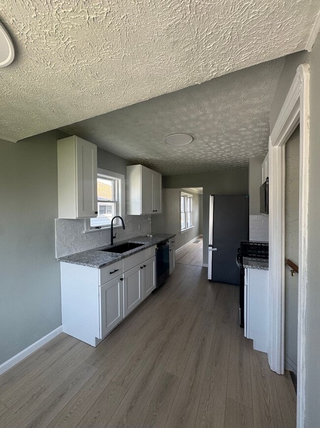 Building Photo - Newly Renovated 3 Bedroom Home