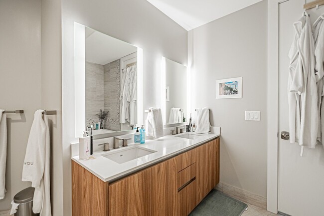 Building Photo - LUX 1BD, 1.5BA Lakehouse Condo with Bonus Den