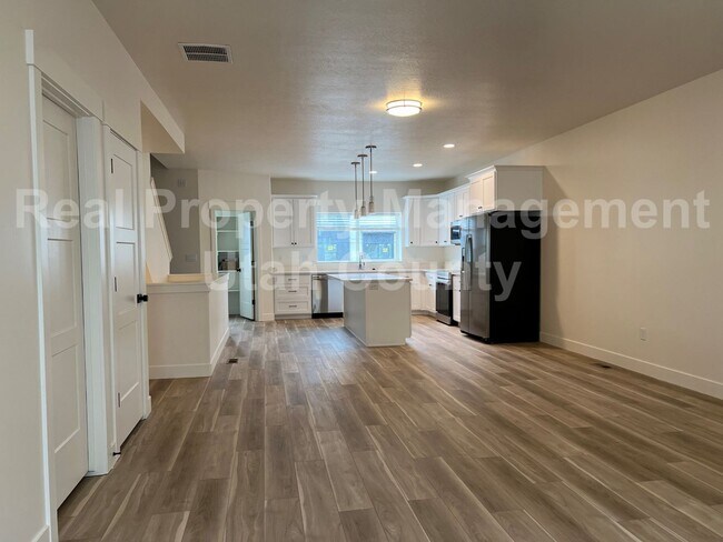 Building Photo - Newer American Fork Townhouse
