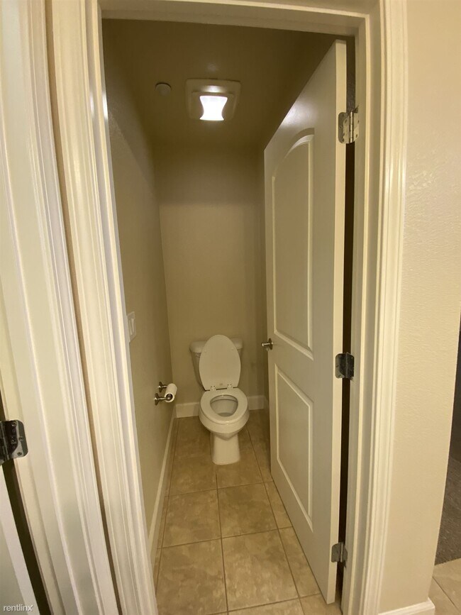 Building Photo - 2 br, 2.5 bath Townhome - 1714 Hillebrant ...