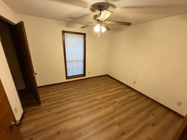 Building Photo - 541 Lakeside Dr