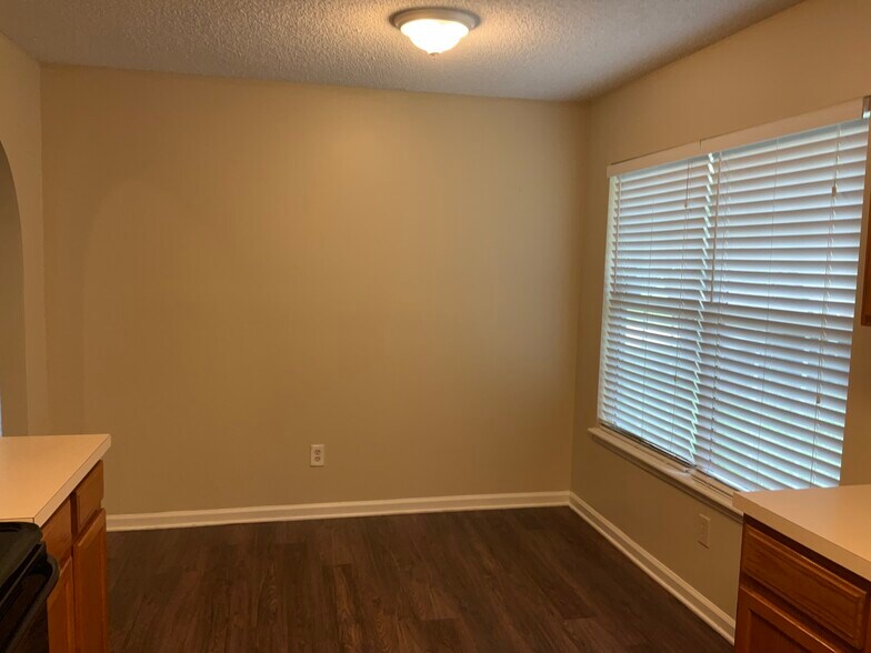 Building Photo - 7691 Enderby Ave E