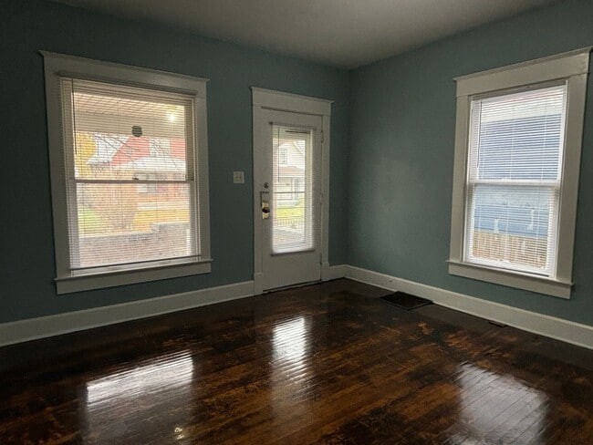 Building Photo - AVAILABLE NOW! Charming 3-Bed, 1-Bath Historic Duplex in Indianapolis!