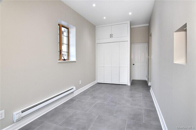 Building Photo - 19 Longmeadow Rd